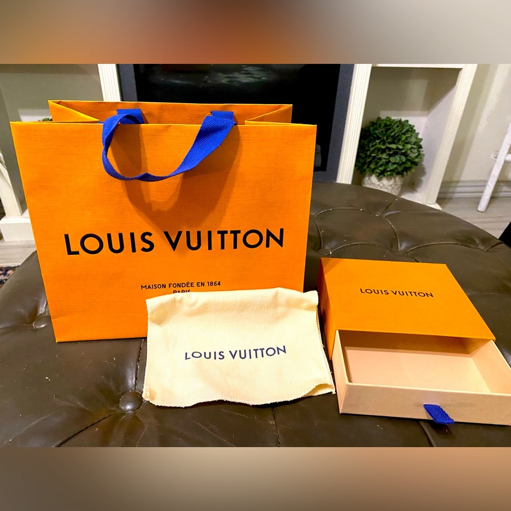 Authentic Louis Vuitton wallet storage set. Includes everything pictured.